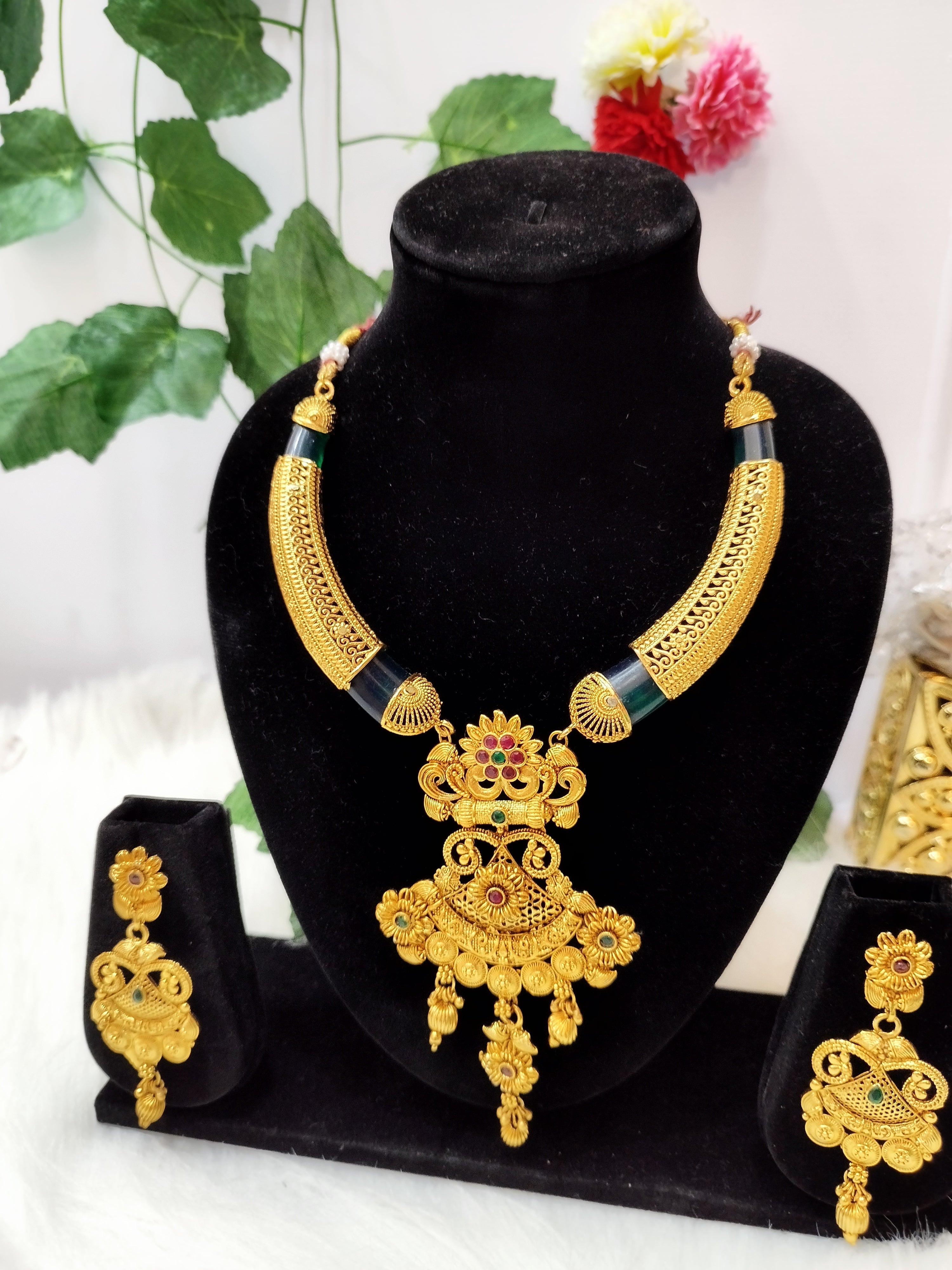 A Rich Looking Gold Plated Necklace Set