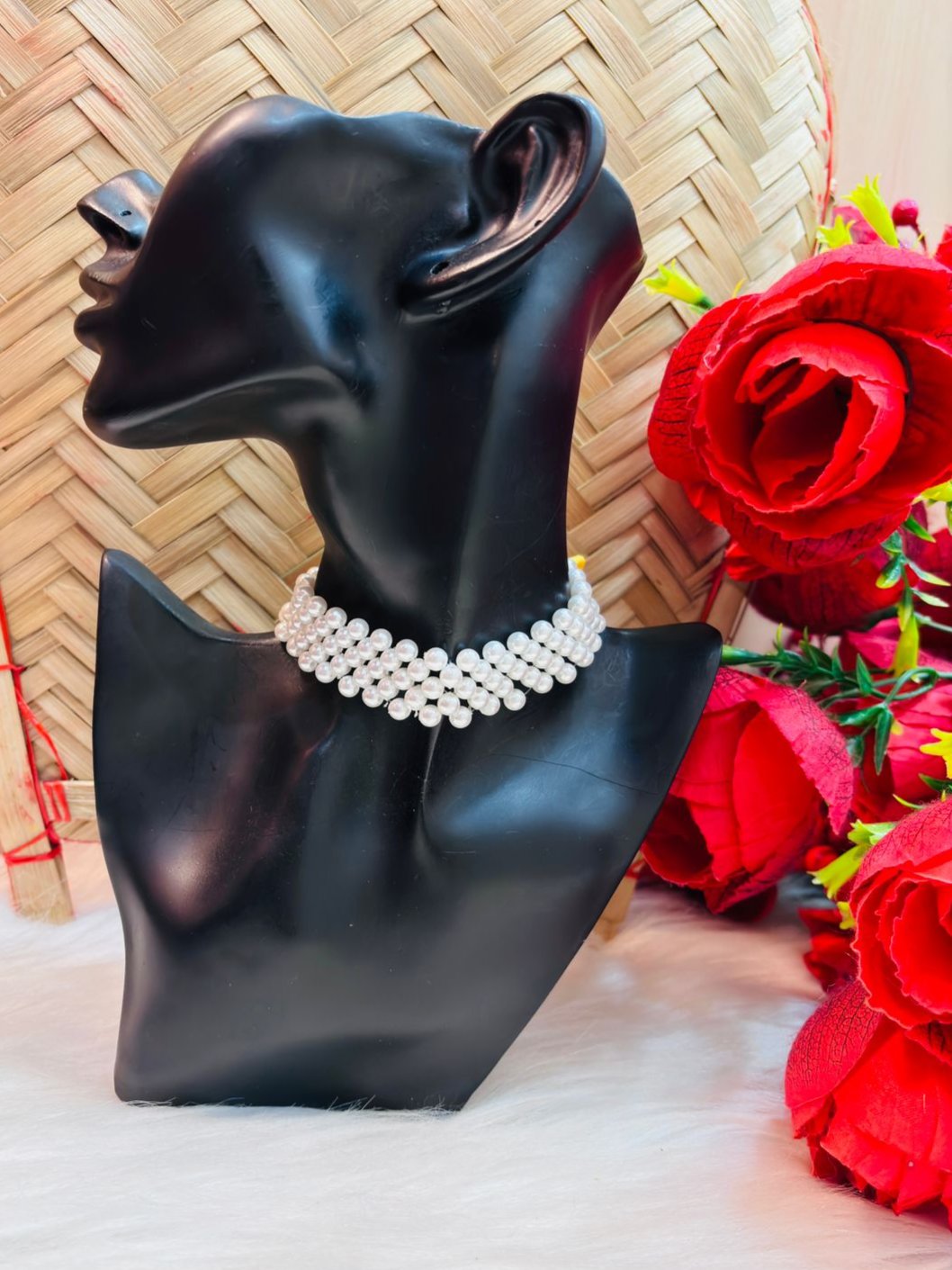 Chic And Smart Pearl Necklace