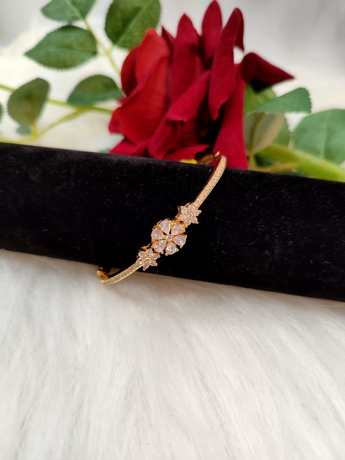 Flower Beauty ( Adjustable Sleek Bracelet)